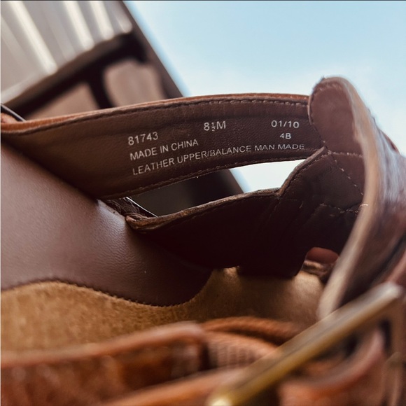 Clarks Sz 8.5 Sandals Slides Brown Leather Buckle Faux Wooden Heel - Picture 5 of 6